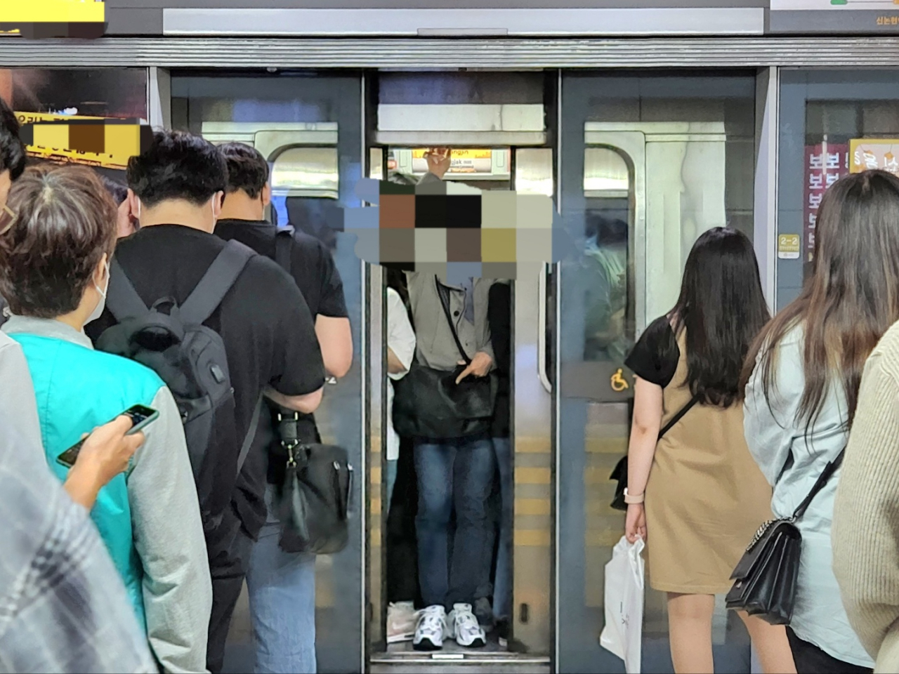 지하철 직장인들의 출근길 모습. [이원율 기자]