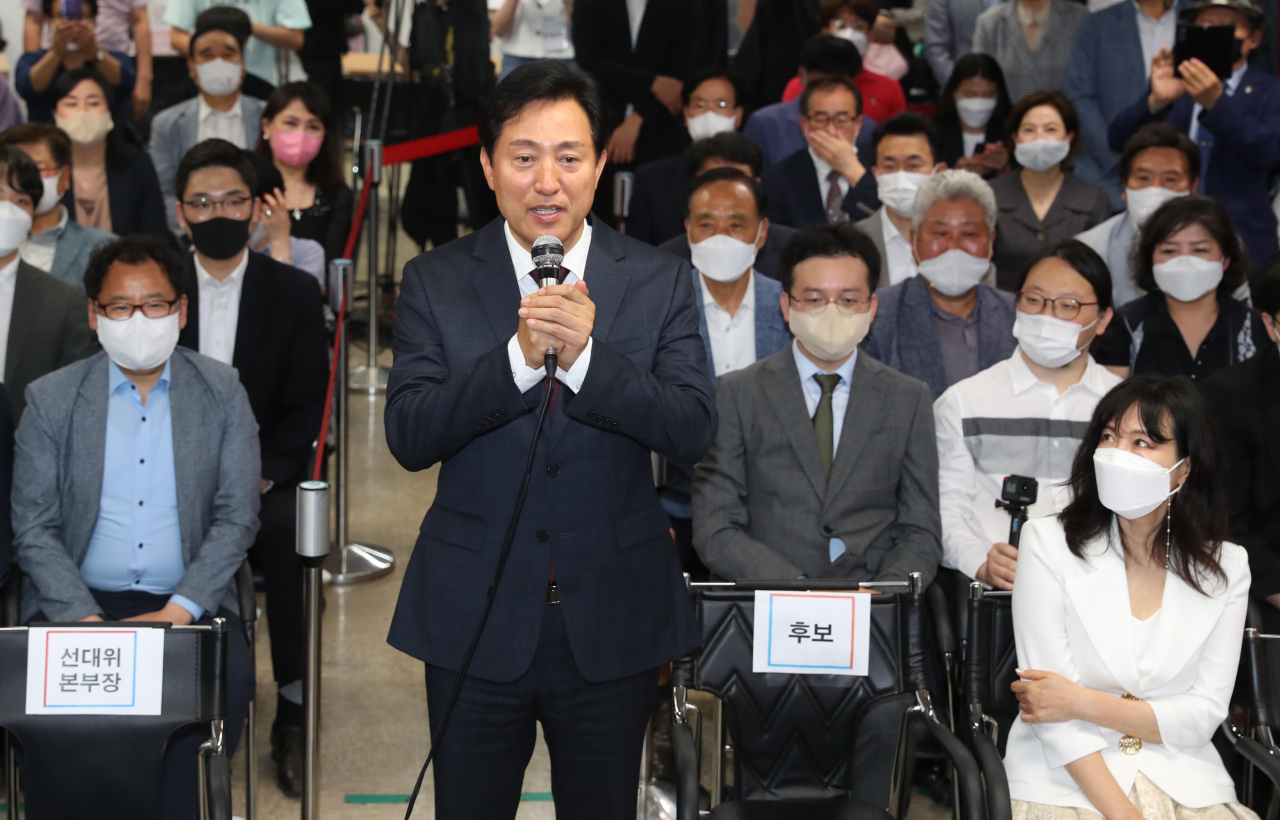 국민의힘 오세훈 서울시장 후보가 2일 서울 중구 프레스센터에 마련된 캠프 개표상황실에서 당선이 확실시되자 소감을 밝히고 있다. [연합]