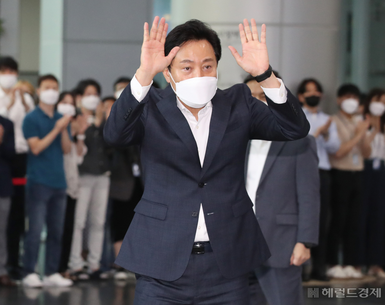 제8회 전국동시지방선거에서 재선에 성공한 오세훈 서울시장이 2일 서울 중구 서울시청에 출근하고 있다. 임세준 기자