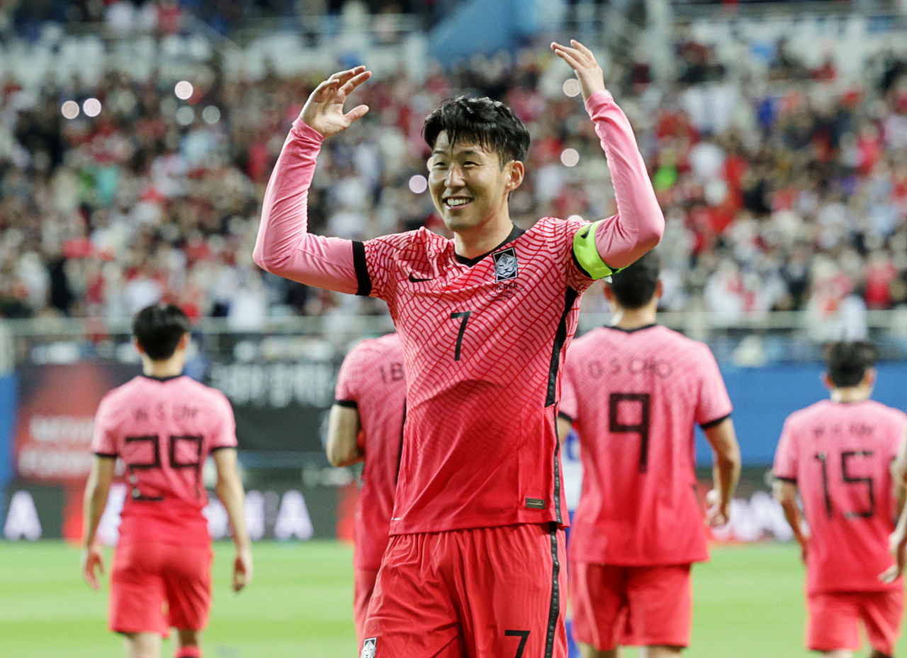 6일 오후 대전월드컵경기장에서 열린 남자 축구 국가대표팀 평가전 대한민국 대 칠레의 경기. 대한민국 손흥민이 골을 넣은 뒤 기뻐하고 있다. 연합뉴스