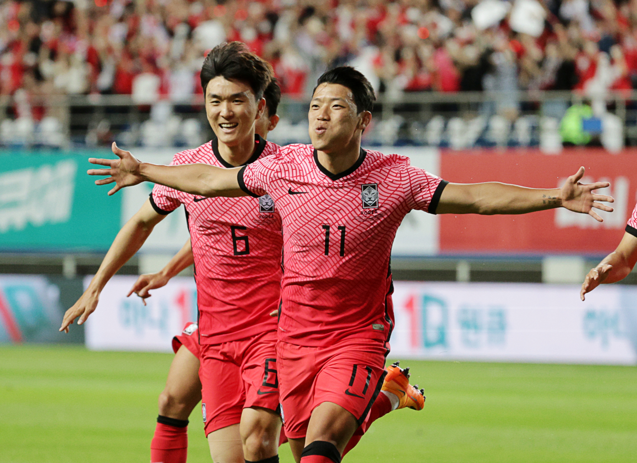 6일 오후 대전월드컵경기장에서 열린 남자 축구 국가대표팀 평가전 대한민국 대 칠레의 경기. 대한민국 황희찬(오른쪽)이 선제골을 넣은 후 기뻐하고 있다. 연합뉴스