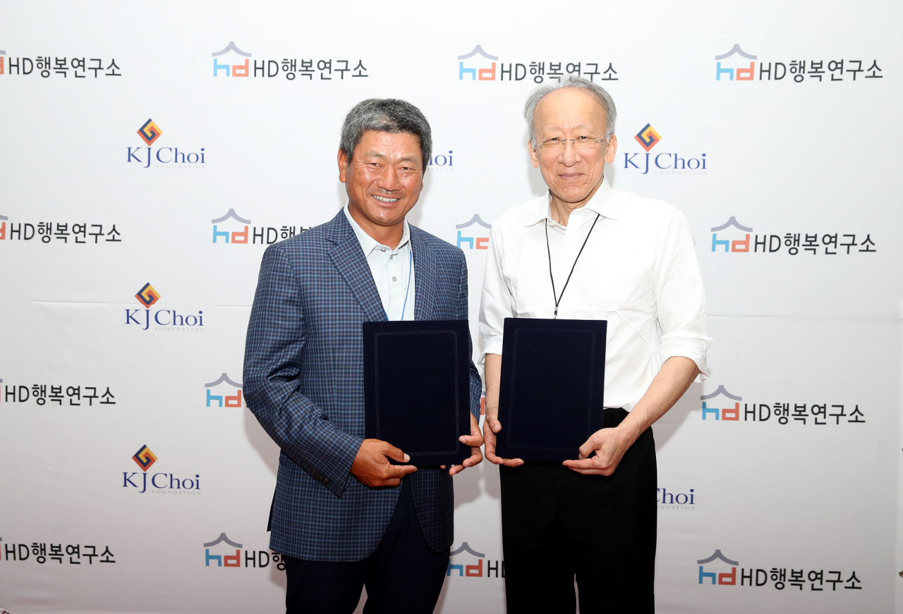 최경주 재단이사장(왼쪽)과 HD행복연구소 소장 조벽 교수./최경주재단 제공