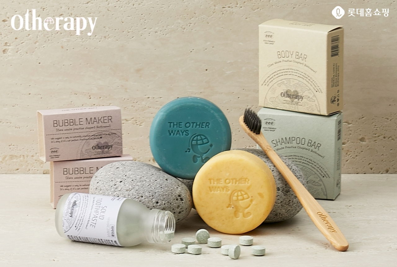 롯데홈쇼핑은 MZ세대들이 직접 기획한 친환경 브랜드 ‘아더라피(otherapy)’를 론칭하고 자체 기획 상품인 바디 패키지를 선보였다. [롯데홈쇼핑 제공]