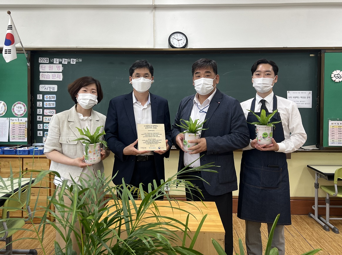 황미영(왼쪽부터) 청룡초 교감, 김명철 교장, 강진구 금호타이어 경영지원팀장, 김형수 트리플래닛 대표가 교실숲 조성을 기념해 사진촬영을 하고 있다. [금호타이어 제공]