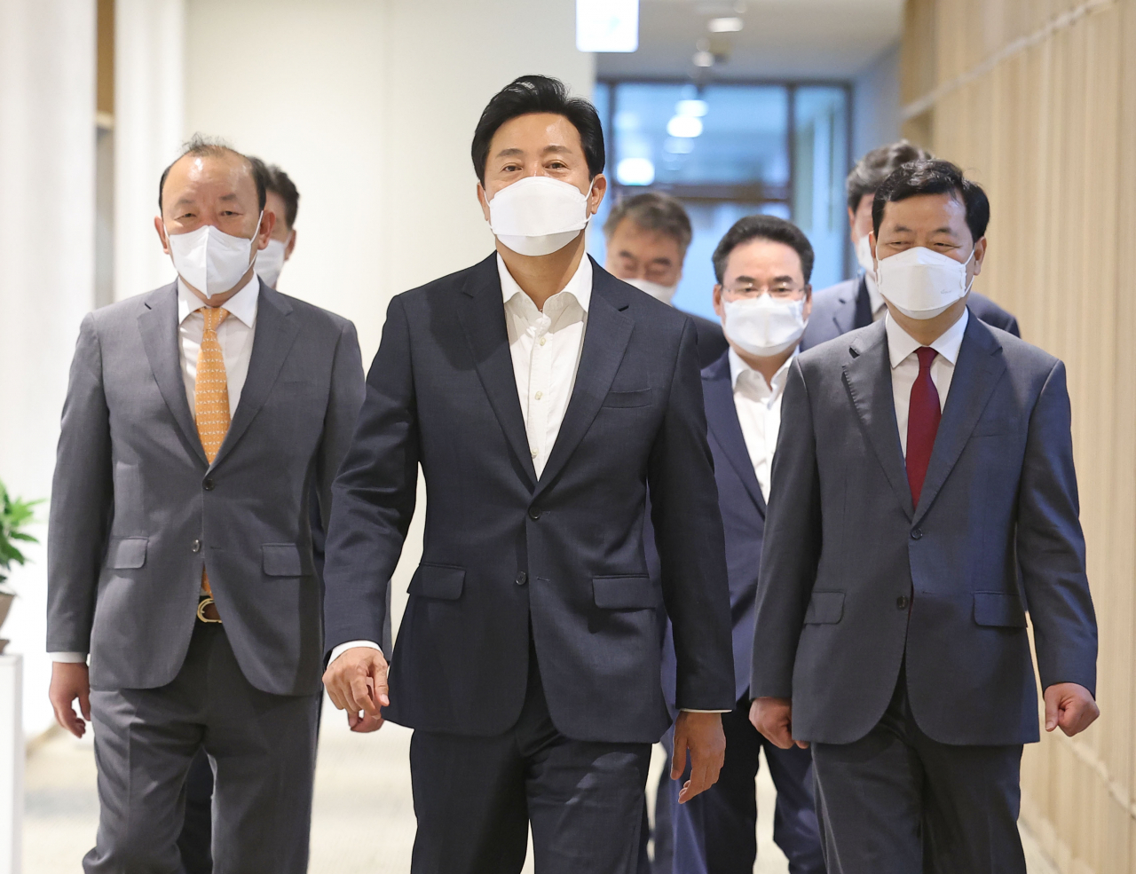 제39대 서울시장에 당선된 뒤 업무에 복귀한 오세훈 시장이 2일 서울시청 집무실로 출근하고 있다. [연합]