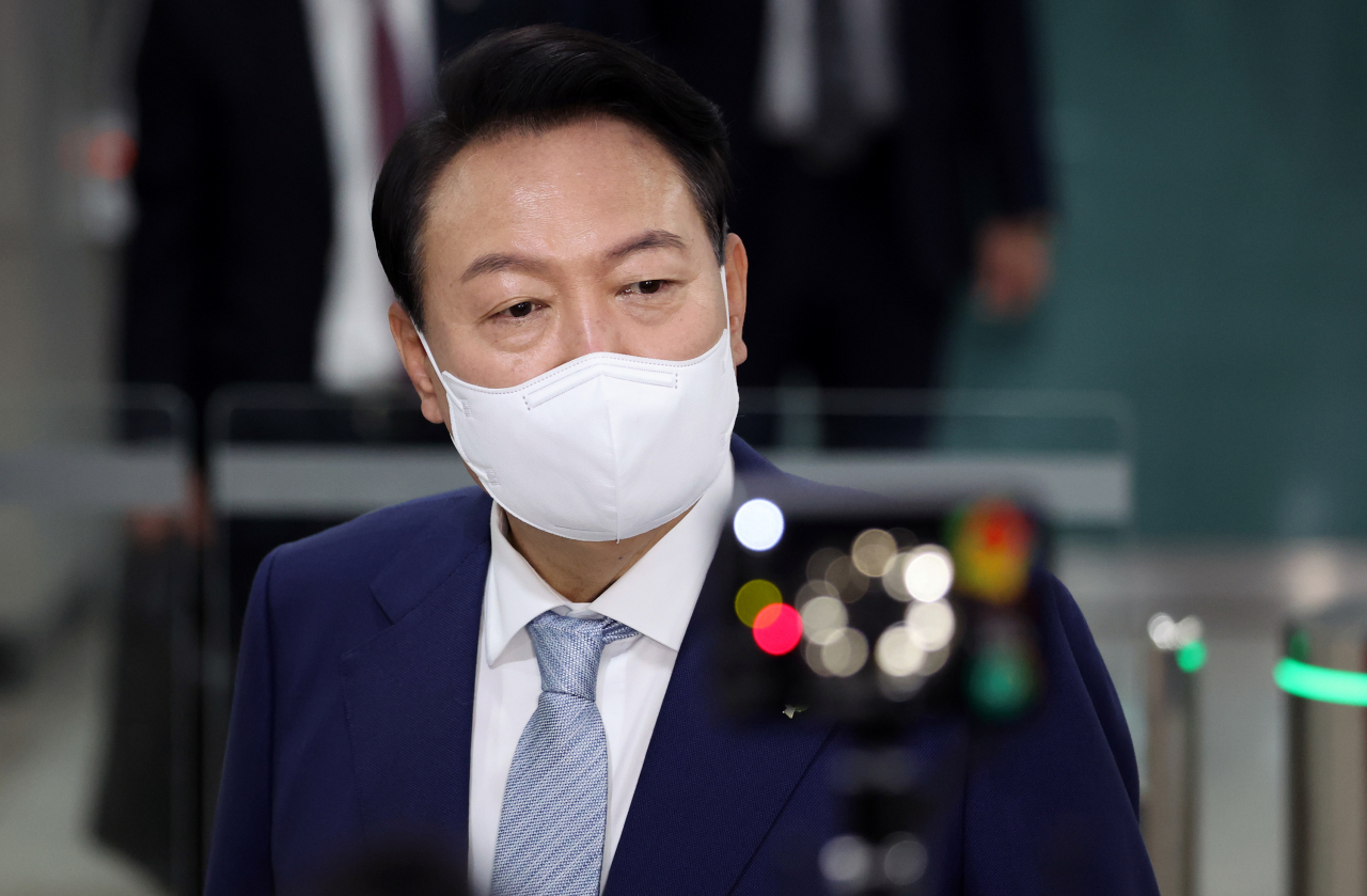 윤석열 대통령이 7일 오전 용산 대통령실 청사로 출근하며 취재진의 질문에 답하고 있다. [연합]