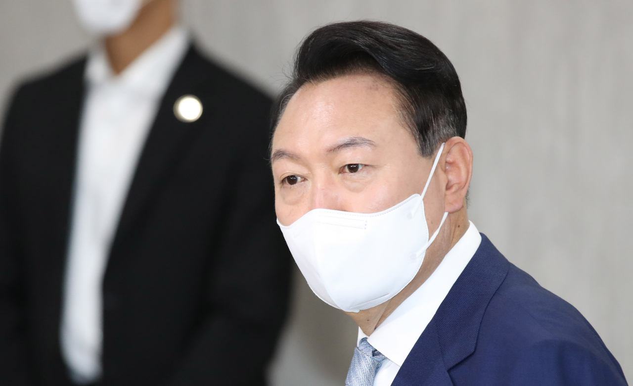 윤석열 대통령이 7일 오전 용산 대통령실 청사로 출근하고 있다. [연합]