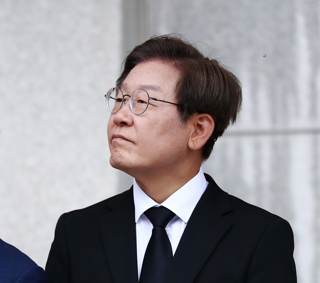 더불어민주당 이재명 상임고문이 현충일인 6일 오전 인천시 계양구 황어장터 3·1만세운동기념탑을 찾아 참배한 뒤 주변을 둘러보고 있다. [연합]