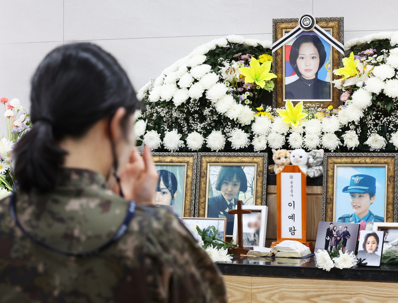 공군 성폭력 피해자 고(故) 이예람 중사 1주기를 하루 앞둔 지난달 20일 오전 경기도 성남시 국군수도병원 장례식장에서 열린 추모의 날에서 추모객이 고인을 추모하고 있다. [연합]