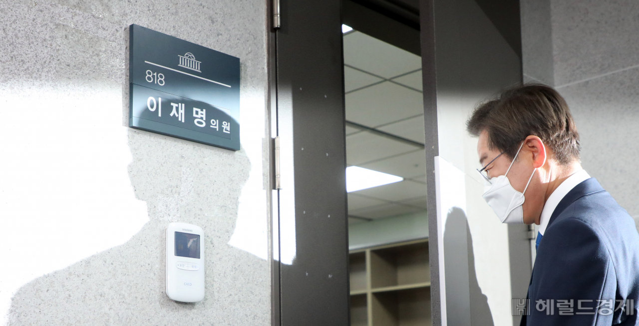 이재명 더불어민주당 국회의원이 7일 오전 서울 여의도 국회 의원회관 내 의원실로 첫 등원을 하고 있다. 이상섭 기자