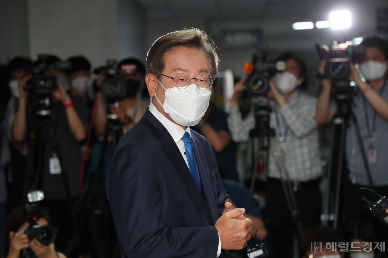 이재명 더불어민주당 의원이 7일 오전 국회 의원회관으로 첫 등원을 하며 의원실 앞에서 백브리핑을 하고 있다. 이상섭 기자