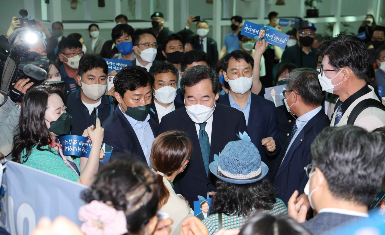 더불어민주당 이낙연 전 대표가 7일 오전 인천국제공항 2터미널에서 미국으로 출국하기 전 지지자들과 인사하고 있다. [연합]