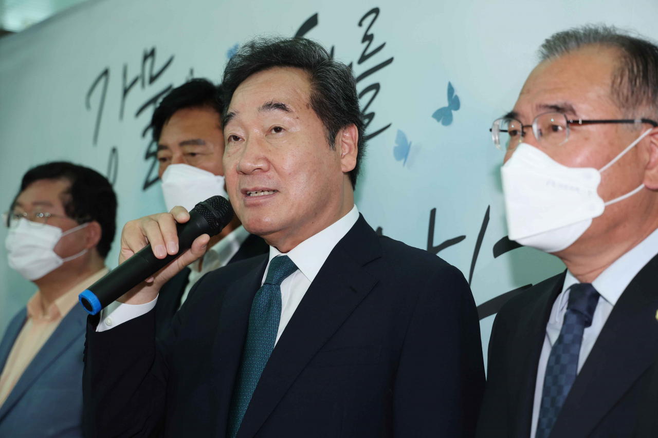 더불어민주당 이낙연 전 대표가 7일 오전 인천국제공항 2터미널에서 미국으로 출국하기 전 기자회견을 하고 있다. [연합]
