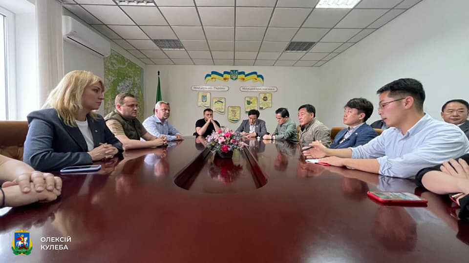 국민의힘 이준석 대표와 소속 의원들로 꾸려진 대표단이 5일(현지시간) 우크라이나 수도 키이우를 방문했다. 올렉시 쿨레바 키이우 주지사는 이날 페이스북에 "오늘 한국의 여당인 국민의힘 이준석 대표가 이끄는 국회 대표단이 키이우를 공식 방문했다"며 대표단의 사진을 올렸다. 사진은 키이우를 방문한 국민의힘 이준석 대표. [연합]