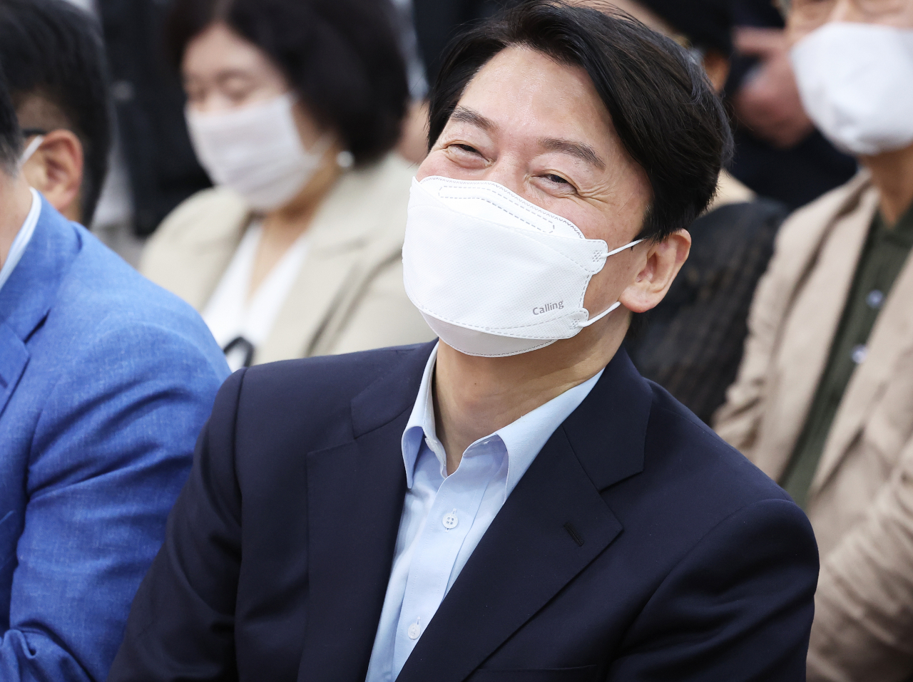 경기 성남 분당갑 국회의원 보궐선거에서 승리한 국민의힘 안철수 의원이 5일 오후 경기도 성남시 분당구 선거사무소에서 열린 캠프 해단식에서 미소를 짓고 있다. [연합]