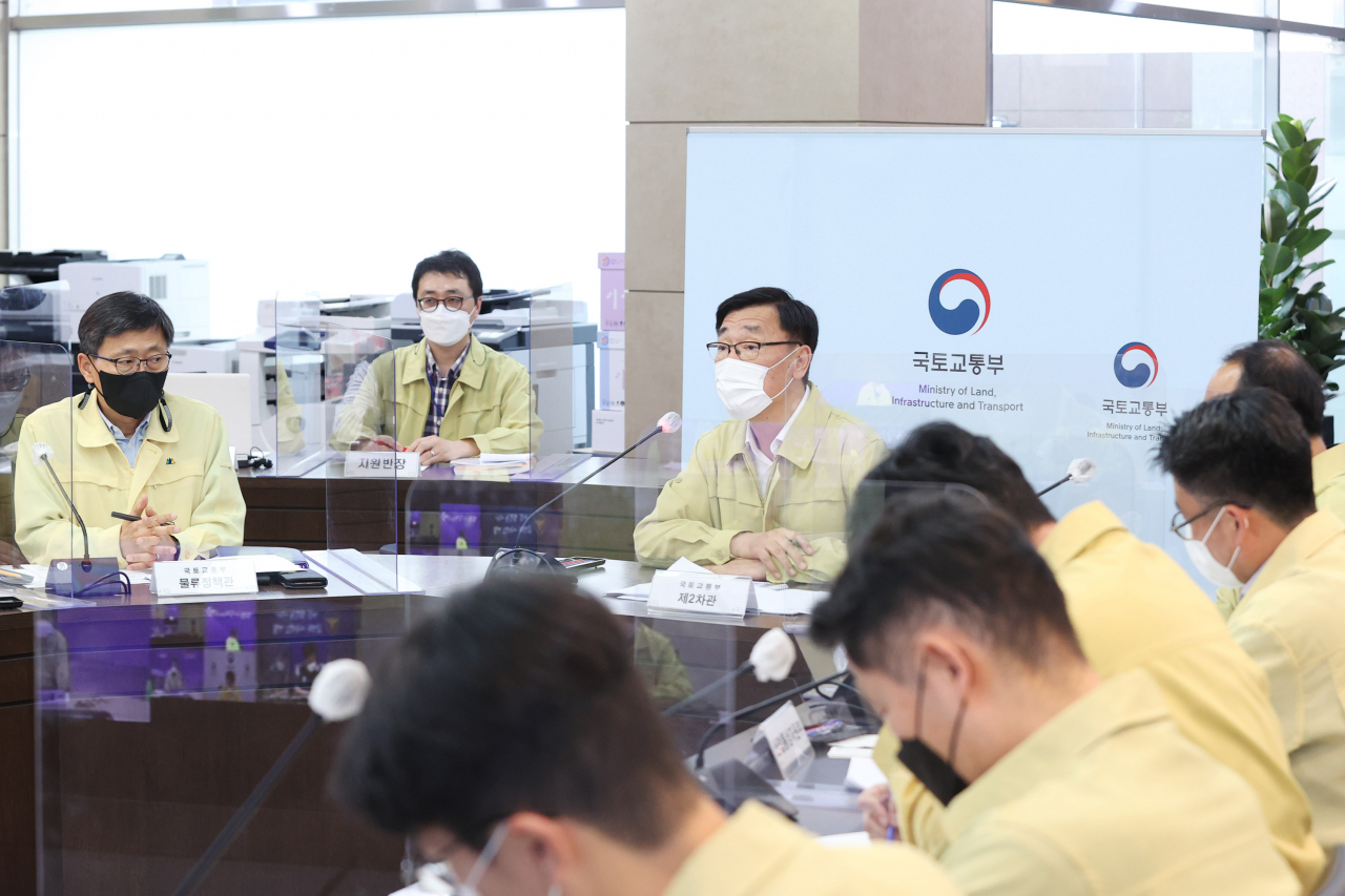 정부는 6일 오후 정부세종청사 국가교통정보센터 상황실에서 어명소 국토교통부 2차관 주재로 '화물연대 집단운송거부 대비 비상수송대책 점검회의'를 열고 기관별 대응 상황을 집중 점검했다. [국토교통부 제공]