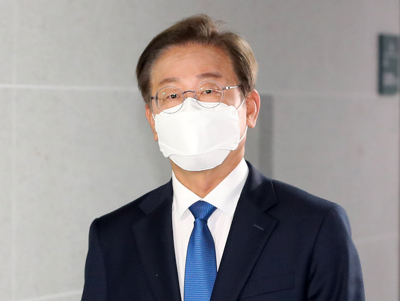더불어민주당 이재명 의원이 7일 오전 국회 의원회관에 첫출근하며 의원실로 이동하고 있다. [연합]