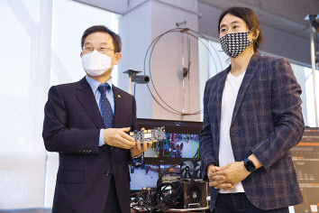 이종호(왼쪽) 과학기술정보통신부 장관이 지난달 24일 서울 강남구 퓨리오사AI를 방문해 백준호 퓨리오사AI 대표로부터 ‘AI반도체 소개 및 영상인식 기술’ 설명을 듣고 있다.