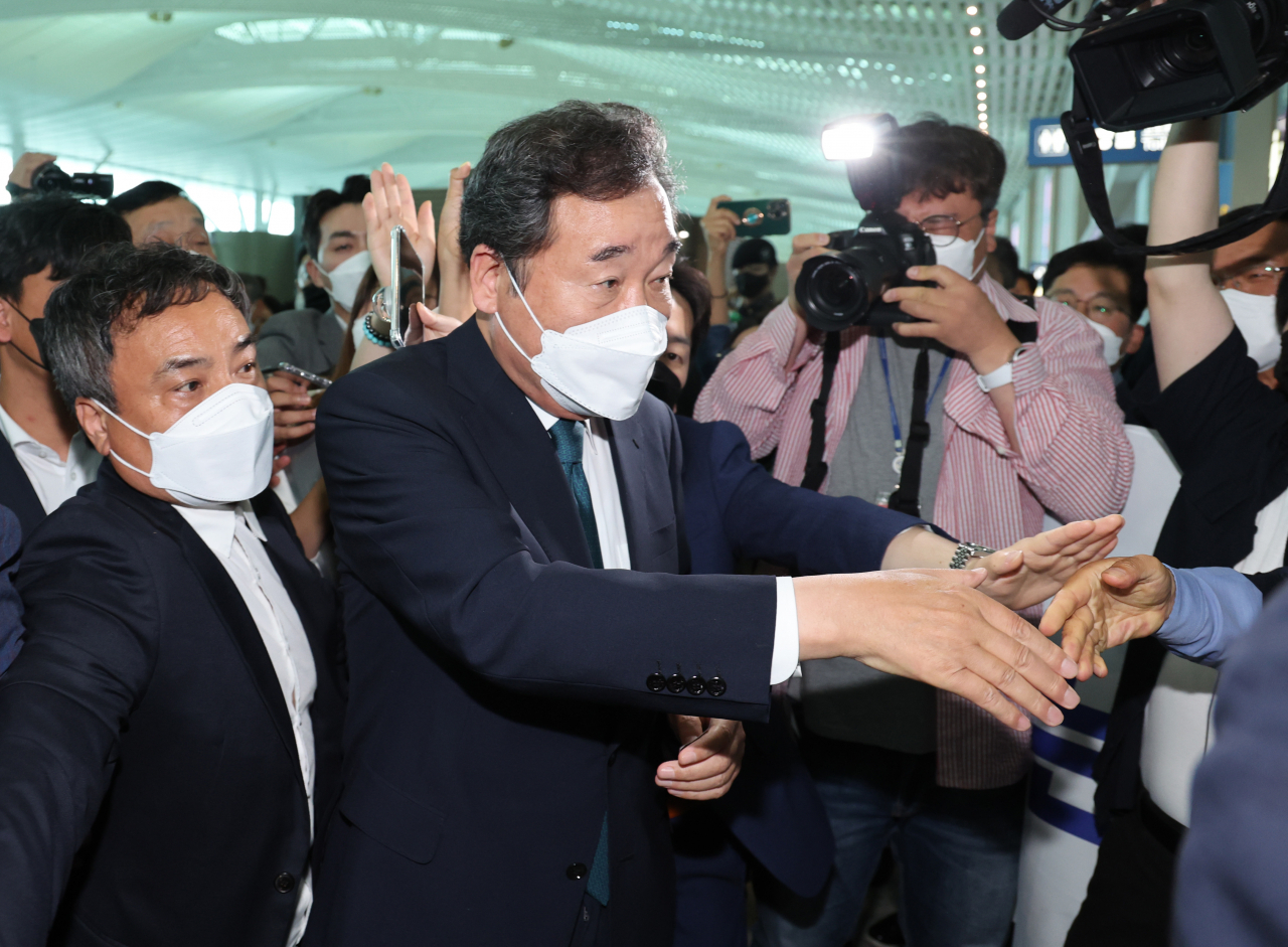 더불어민주당 이낙연 전 대표가 7일 오전 인천국제공항 2터미널에서 미국으로 출국하며 환송나온 지지자들과 악수하고 있다. [연합]