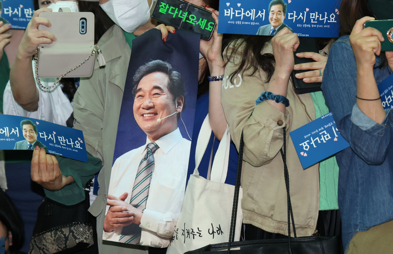 7일 오전 인천국제공항 2터미널에서 더불어민주당 이낙연 전 대표 지지자들이 출국 소회를 밝히는 이 전 대표를 지켜보고 있다. [연합]