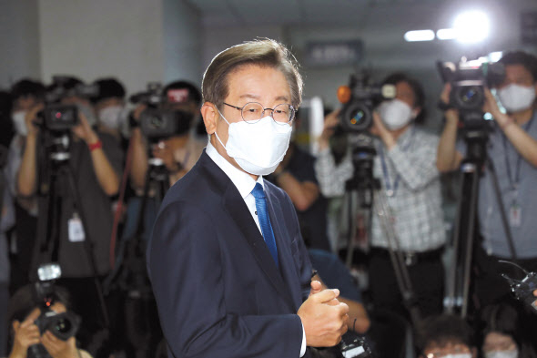 이재명 더불어민주당 국회의원이 7일 오전 국회 의원회관으로 처음 출근했다. 이 의원은 출근길에 기자들과 만나 ‘대선 패배 책임론’에 대해 “국민들과 당원 여러분, 지지자 여러분의 의견을 낮은 자세로 겸허하게 열심히 듣는 중”이라고 말했다. 이상섭 기자