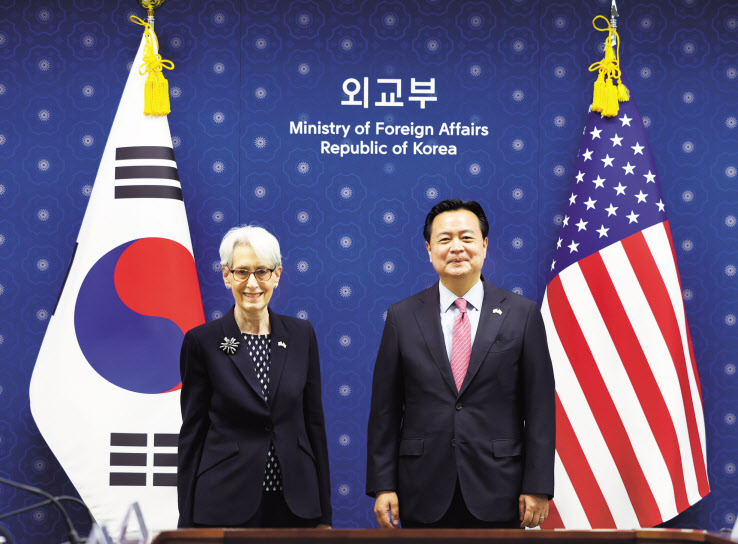 조현동(오른쪽) 외교부 1차관과 웬디 셔먼 미국 국무부 부장관이 7일 오전 서울 종로구 외교부 청사에서 한미 관계, 한반도 문제, 지역 및 글로벌 현안을 논의하기 위한 회담에 앞서 기념촬영을 하고 있다. [연합]