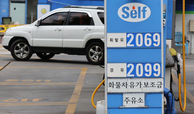 소비자물가가 5%대를 넘어 6%대에 올라설 것이란 예측이 등장하는 등 고물가가 심화하는 가운데 고금리 고공행진을 지속하면서 가처분소득이 줄어든 소비자들이 지갑을 닫아 경제 불황의 악순환이 이어질 것이란 우려가 커지고 있다. 사진은 지난 6일 오후 서울 시내 대형마트에서 가격이 크게 오른 식용유 코너를 둘러보는 시민 모습(위쪽), 국내 휘발유와 경유 가격이 모두 리터당 2000원을 넘어선 최근의 서울 시내 주유소 모습. [연합]