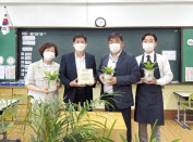 황미영(왼쪽부터) 청룡초 교감, 김명철 교장, 강진구 금호타이어 경영지원팀장, 김형수 트리플래닛 대표가 교실숲 조성을 기념해 사진촬영을 하고 있다. [금호타이어 제공]