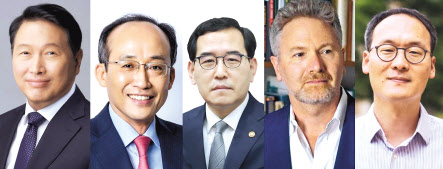최태원(왼쪽부터) 대한상공회의소 회장, 추경호 경제부총리 겸 기획재정부 장관, 이창양 산업통상자원부 장관, 애덤 투즈 컬럼비아대 교수, 신용석 세인트루이스 워싱턴대 교수. [대한상공회의소 제공]