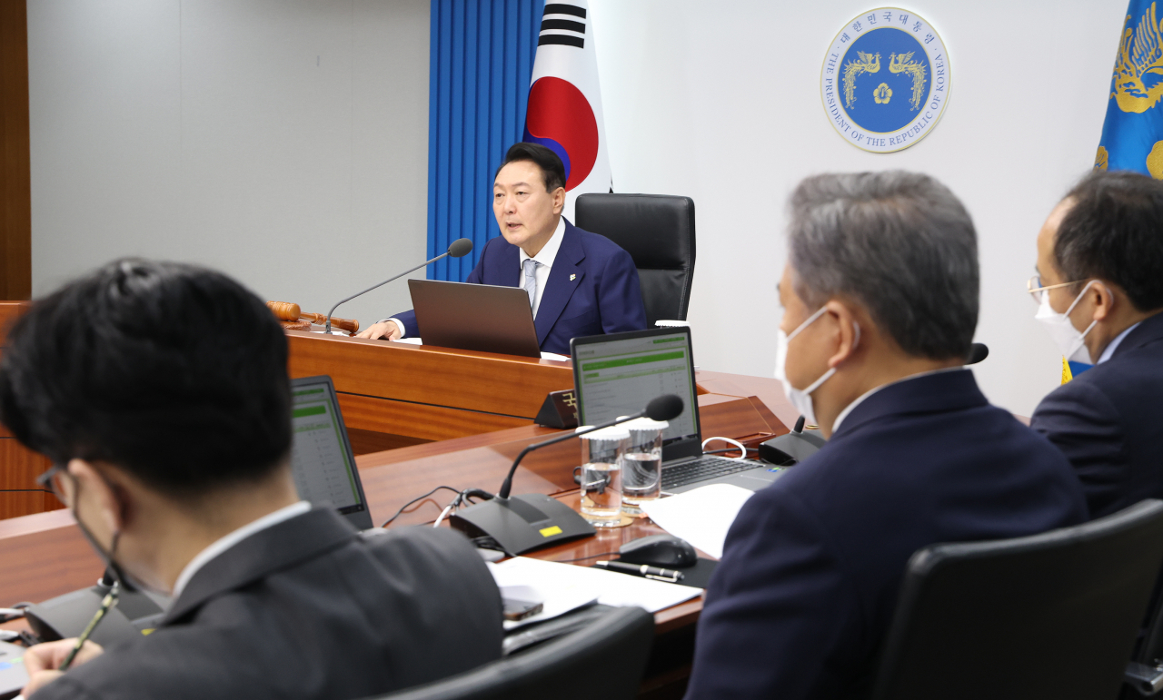 윤석열 대통령이 7일 오전 서울 용산 대통령실 청사에서 열린 국무회의에서 발언하고 있다. [연합]