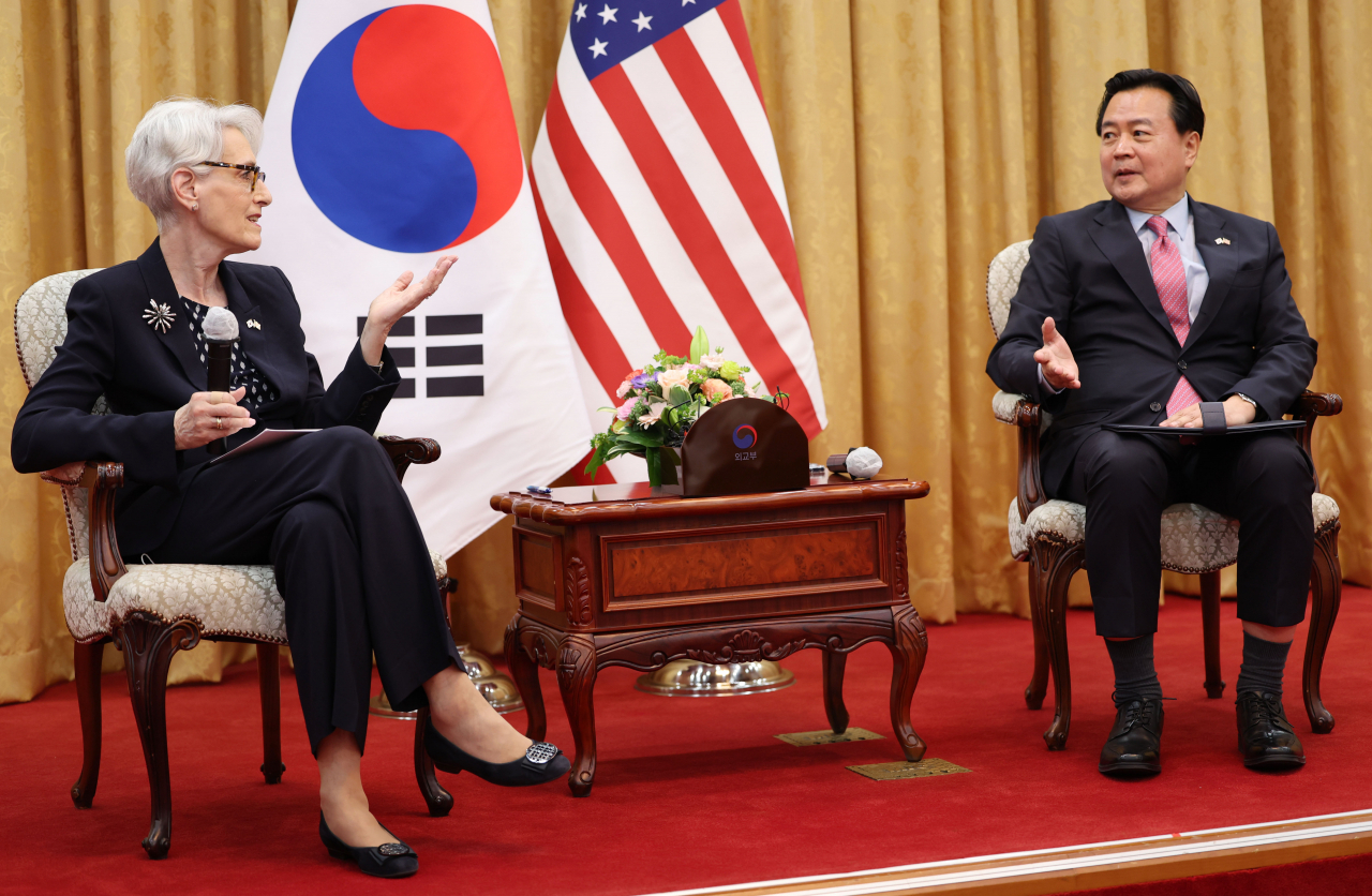 조현동 외교부 1차관(오른쪽)과 웬디 셔먼 미국 국무부 부장관이 7일 오전 서울 종로구 외교부에서 회담을 마친 후 열린 도어스테핑에서 취재진 질문에 답변하고 있다. [연합]