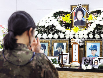 [공군 성폭력 피해자 고(故) 이예람 중사 1주기를 하루 앞둔 지난달 20일 오전 경기도 성남시 국군수도병원 장례식장에서 열린 추모의 날에서 추모객이 고인을 추모하고 있다. [연합]