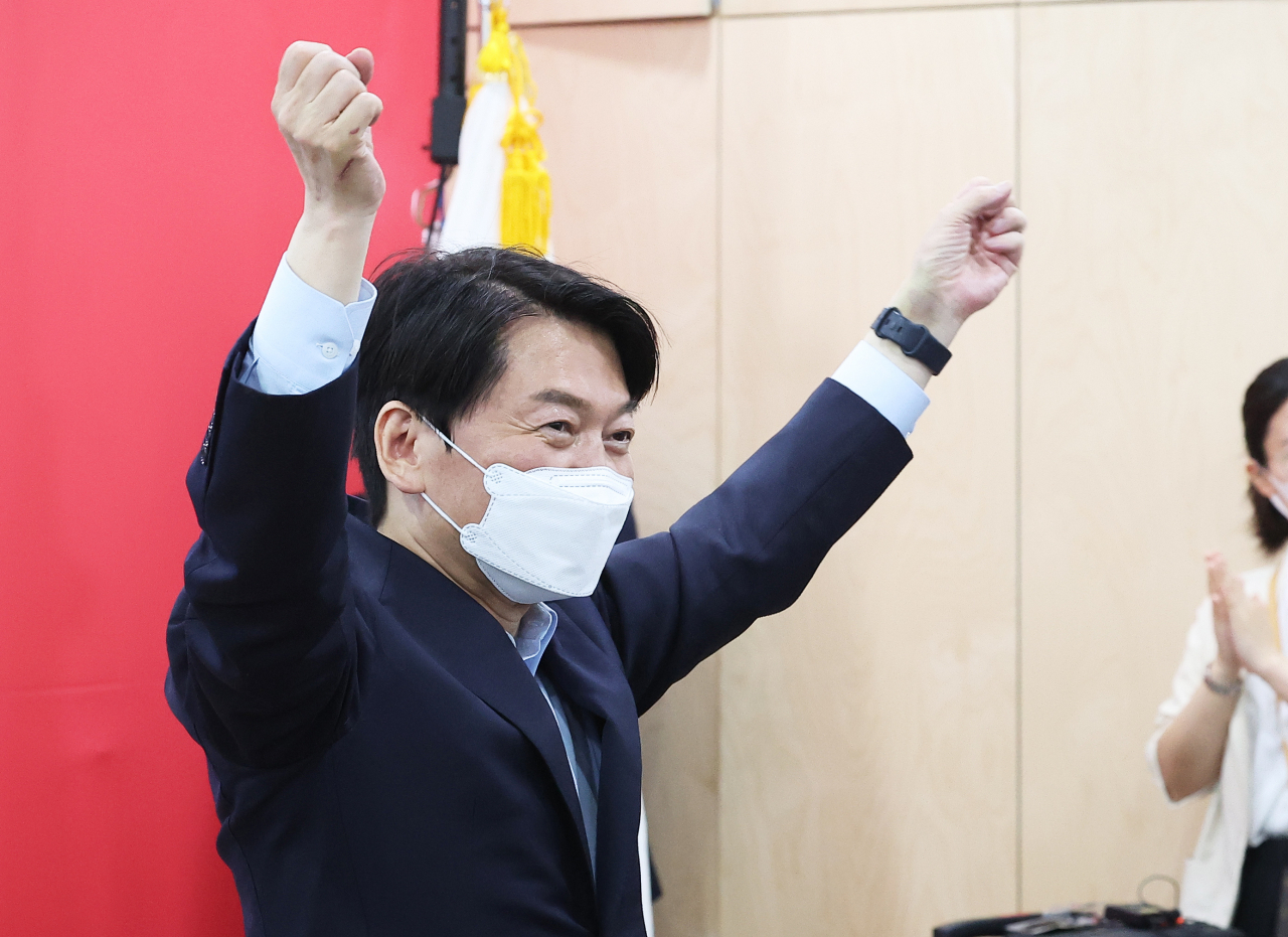 경기 성남 분당갑 국회의원 보궐선거에서 승리한 국민의힘 안철수 의원이 5일 오후 경기도 성남시 분당구 선거사무소에서 열린 캠프 해단식에서 지지자들을 향해 인사하고 있다. [연합]