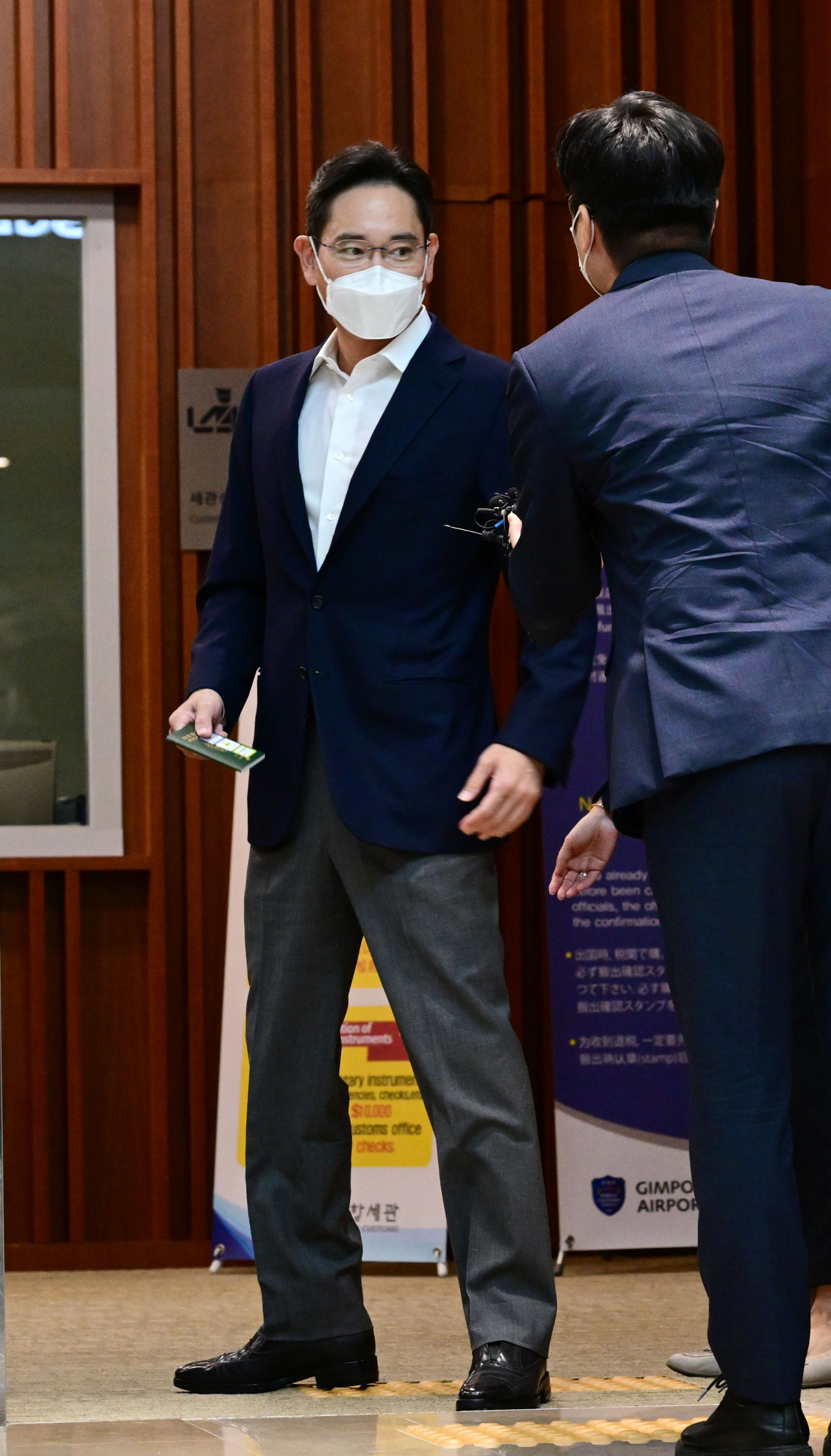 이재용 삼성전자 부회장이 7일 정오께 서울 강서구 서울김포비즈니스항공센터에서 기자들과 만나 “잘 다녀오겠다”는 한 마디를 남기고 출국했다. 박해묵 기자.