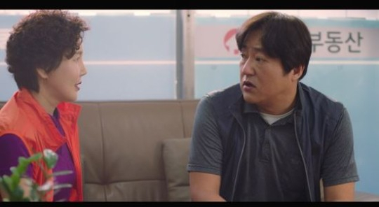 〈구필수는 없다〉에서 전세보증금을 1억원 올려달라는 집주인의 요구를 듣고 놀라는 구필수(곽도원 역).