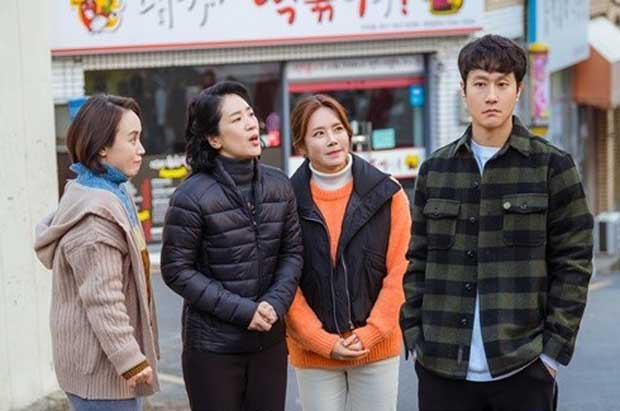 〈이구역의 미친&times;〉에서 부녀회 회원들이 아파트 집값을 띄우기 위해 여러 활동을 한다. 부녀회원들이 전직 경찰인 노휘오(정우)를 찾아가 순찰을 함께 돌자고 제안한다.