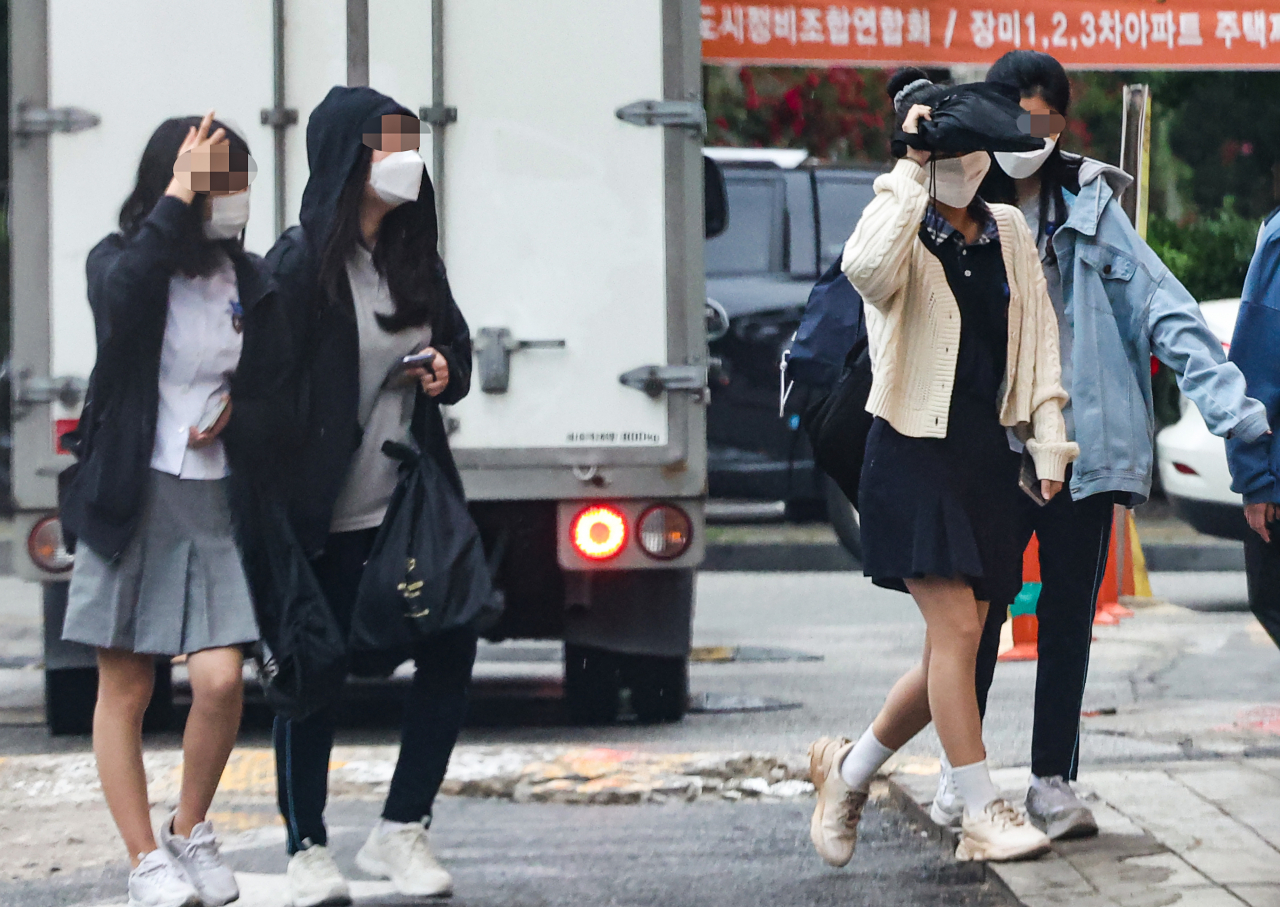 지난 달 18일 오전 서울 송파구의 한 도로에서 학생들이 등교하고 있는 모습. [연합]