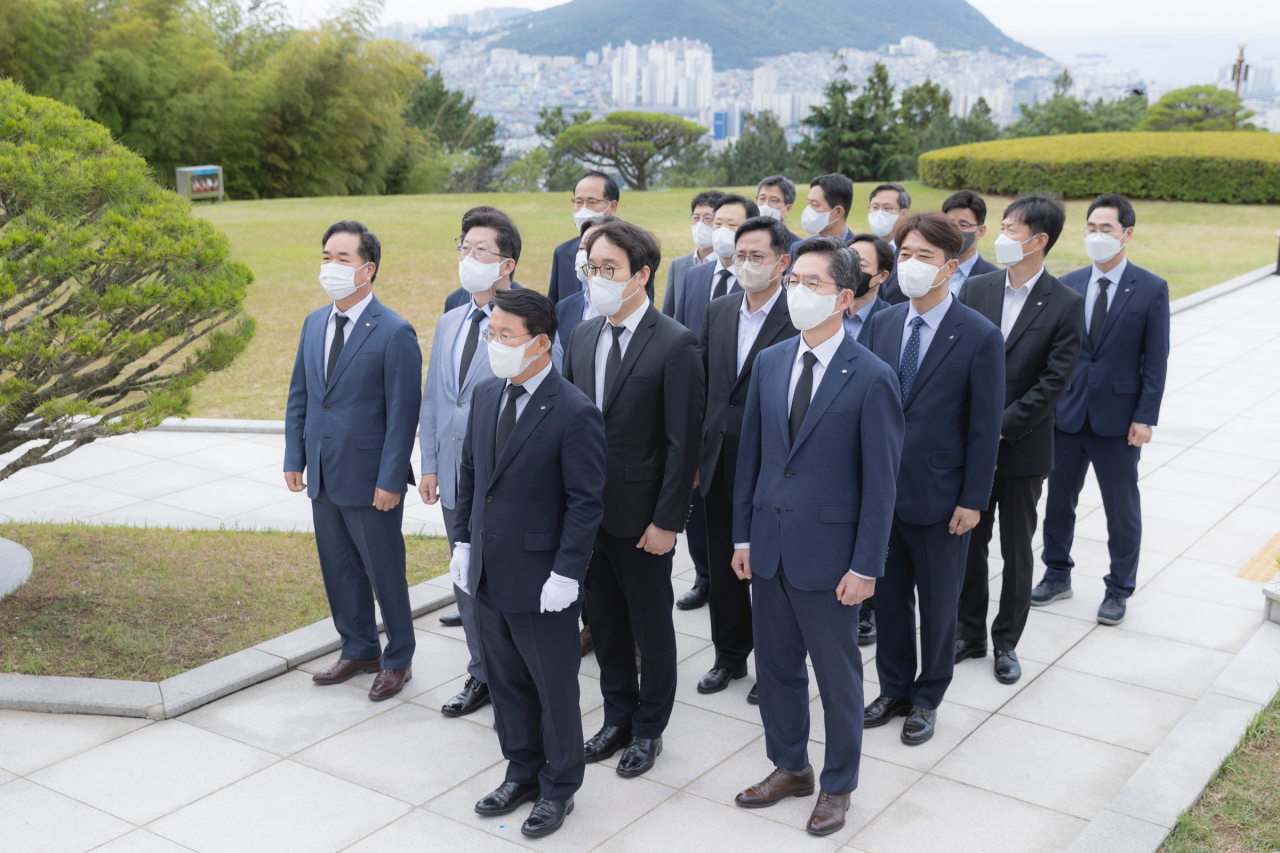 한국남부발전㈜ 임직원들이 부산 동구 초량동 중앙공원서 순국선열 희생정신을 기렸다. [남부발전 제공]