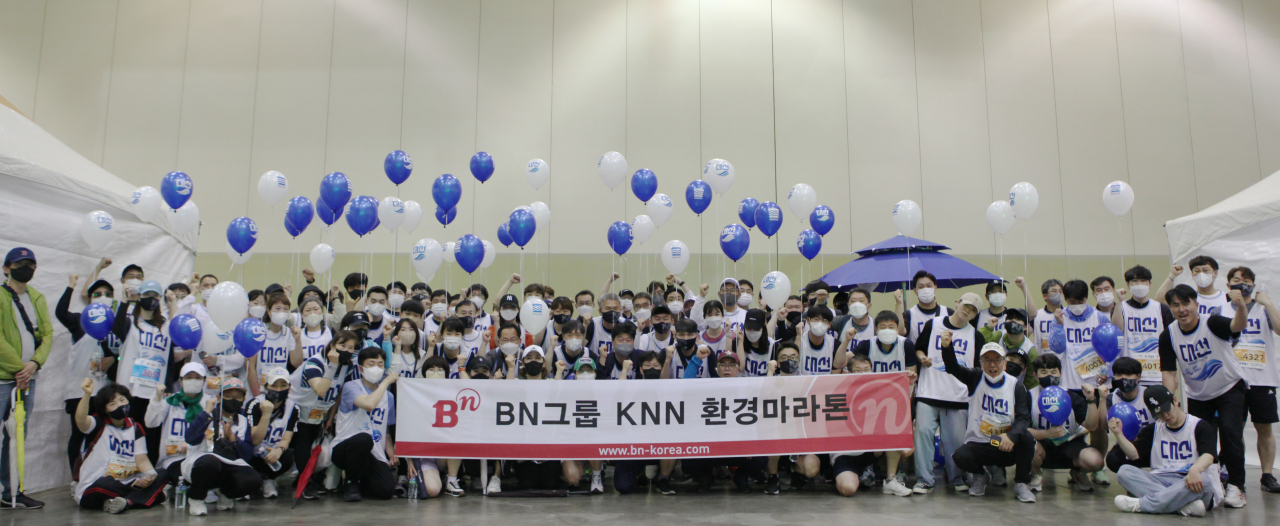 BN그룹 임직원 130여 명이 지난 5일 개최된 KNN 환경마라톤 대회에서 기념 촬영을 하고 있다. [비엔그룹 제공]