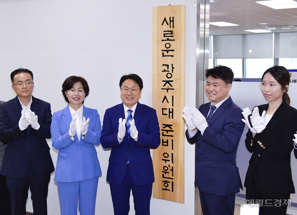 출범식은 현판식, 임명장 수여, 주요 현황 보고 순으로 진행됐다.