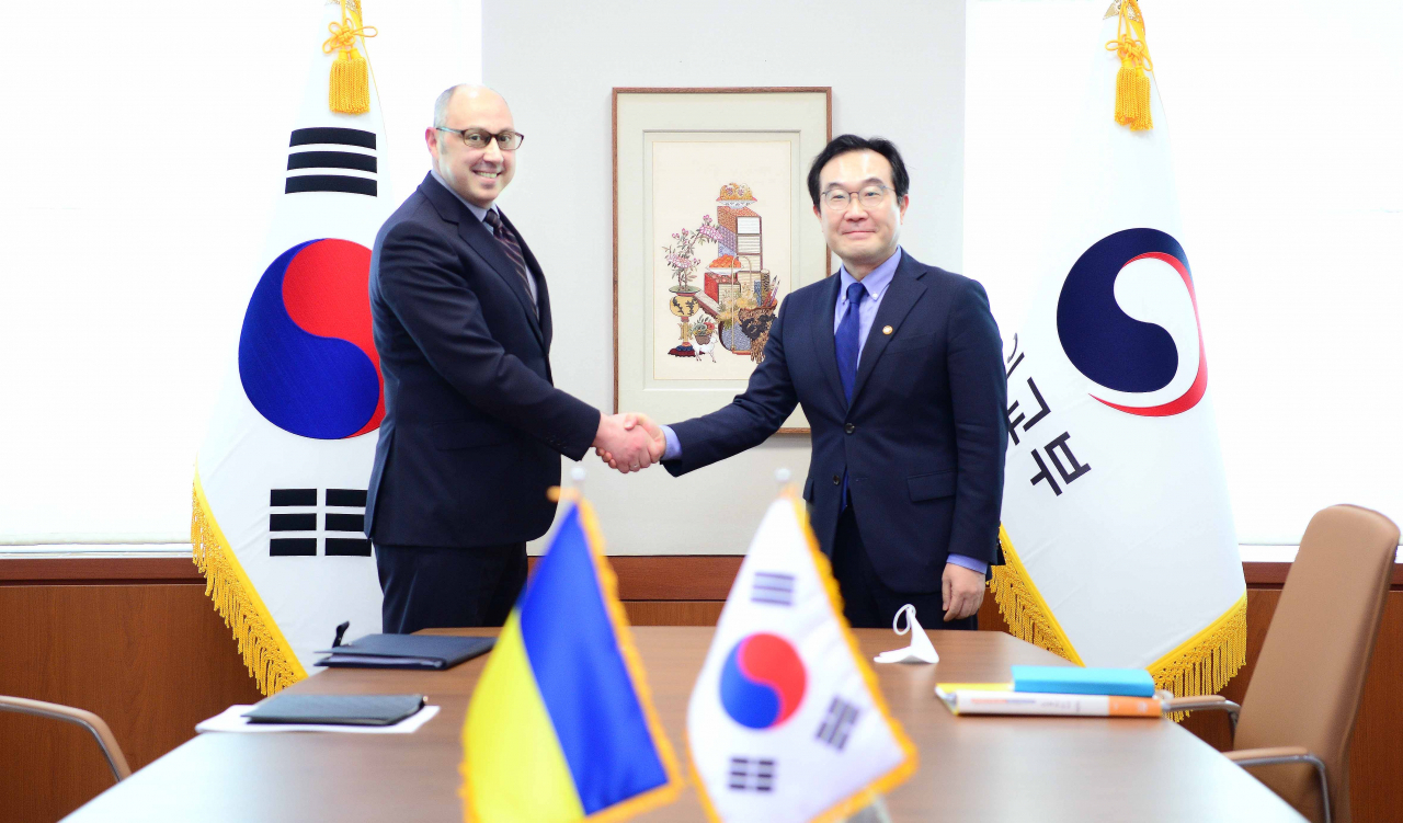 이도훈 외교부 2차관(오른쪽)이 7일 서울 종로구 외교부 청사에서 드미트로 세닉 우크라이나 외교부 차관과 면담하고 있다.