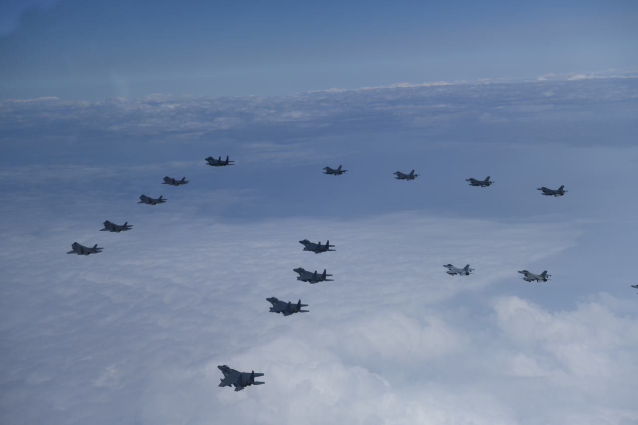 한미는 7일 북한의 잇단 탄도미사일 도발에 대응해 한국 공군의 F-35A와 F-15K, KF-16, 그리고 미 공군의 F-16 등 20여대의 전투기를 투입한 연합 공중무력시위 비행을 실시했다. [합참 제공]