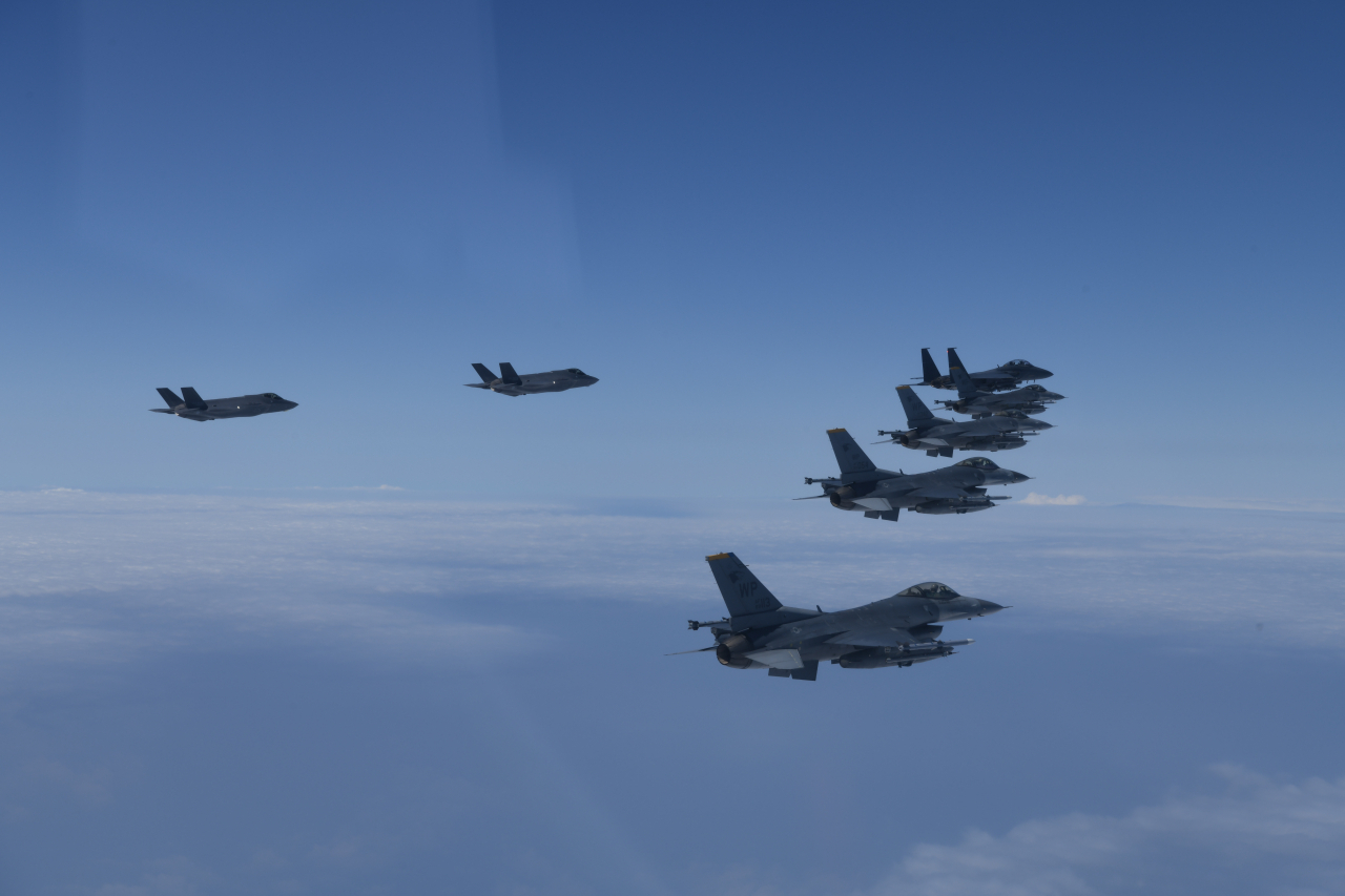 한미는 7일 북한의 잇단 탄도미사일 도발에 대응해 한국 공군의 F-35A와 F-15K, KF-16, 그리고 미 공군의 F-16 등 20여대의 전투기를 투입한 연합 공중무력시위 비행을 실시했다. [합참 제공]