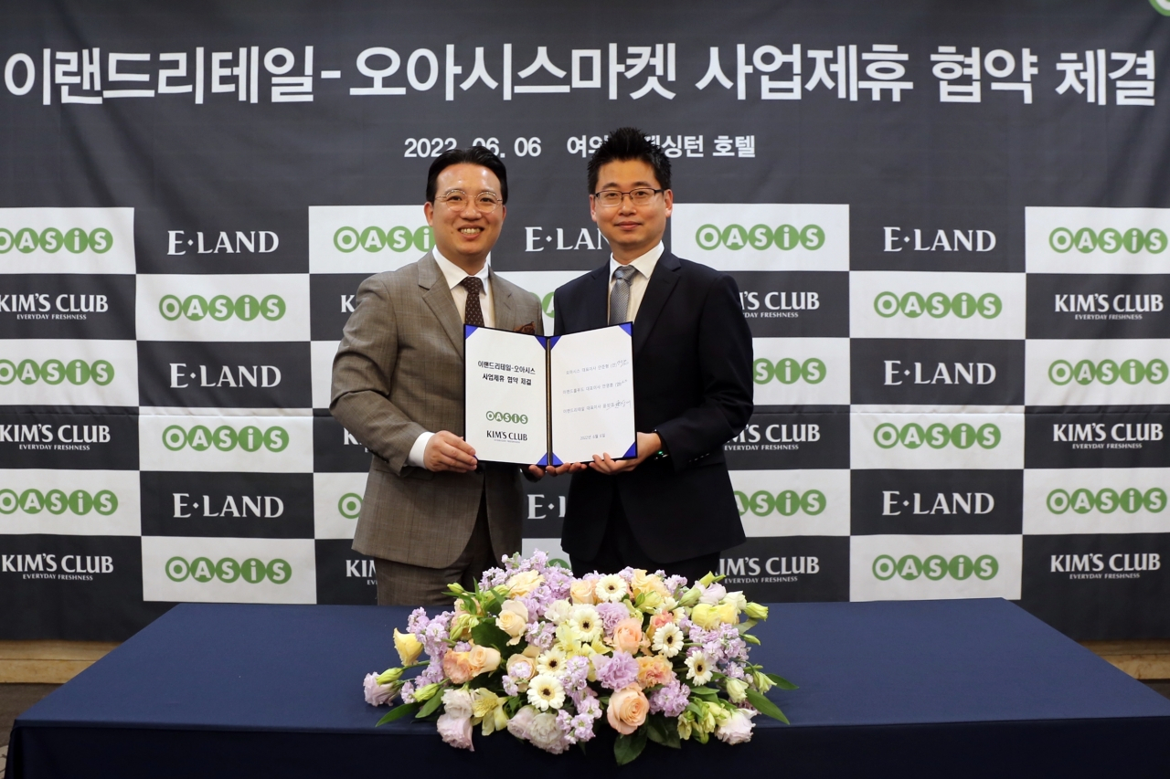 지난 6일 (왼쪽부터) 이랜드리테일 윤성대 대표이사, 오아시스 안준형 대표이사가 장기적 파트너십을 구축하기 위한 협약식을 진행했다.