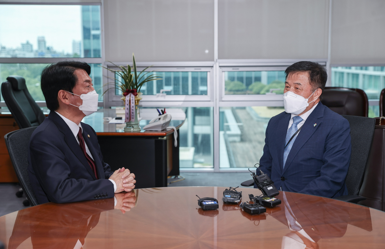 안철수 국민의힘 의원이 7일 서울 여의도 국회 의원회관에서 의원실을 예방한 이진복 대통령실 정무수석과 대화를 나누고 있다. 이상섭 기자