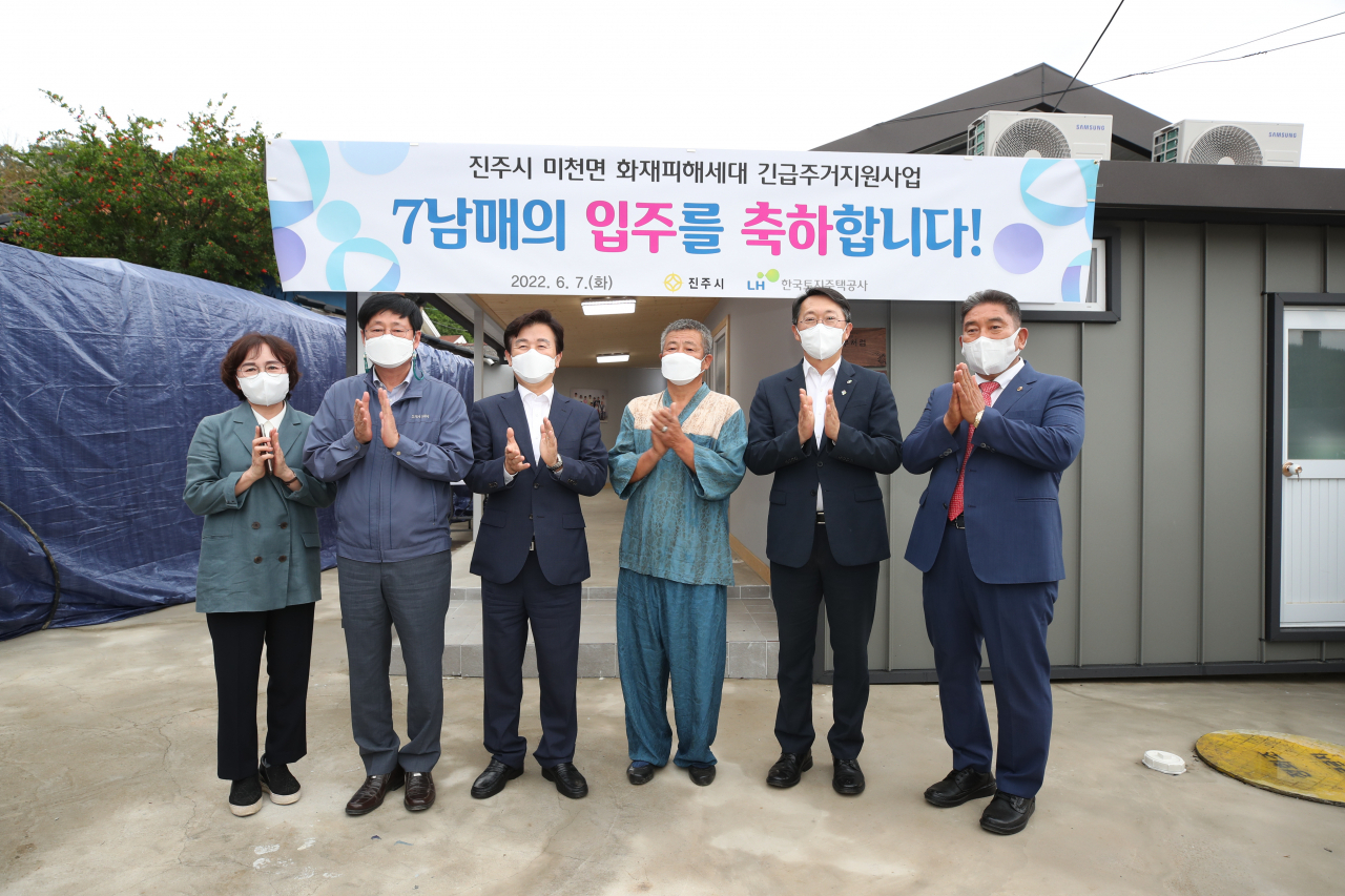 김현준 LH사장(사진 오른쪽 두 번째), 조규일 진주시장(오른쪽 네 번째), 7남매 가정의 아버지(오른쪽 세 번째) 등 사업 관계자들이 기념촬영을 하고 있다. [LH 제공]