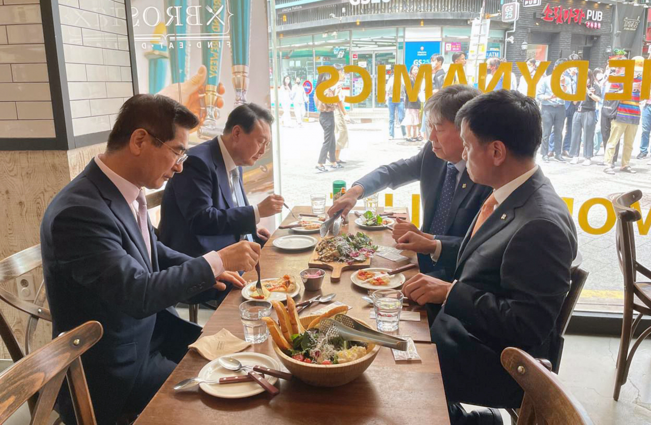 윤석열 대통령이 최상목 경제수석 생일을 맞아 7일 서울 종로의 한 피자 가게에서 식사를 하고 있다. 왼쪽부터 시계방향으로 김용현 경호처장, 윤석열 대통령, 김대기 비서실장, 최상목 경제수석. 연합뉴스
