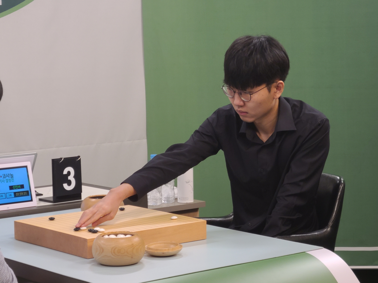 신진서 9단이 신민준 9단을 꺾고 쏘팔코사놀 최고기사결정전 3연패를 달성했다./한국기원 제공