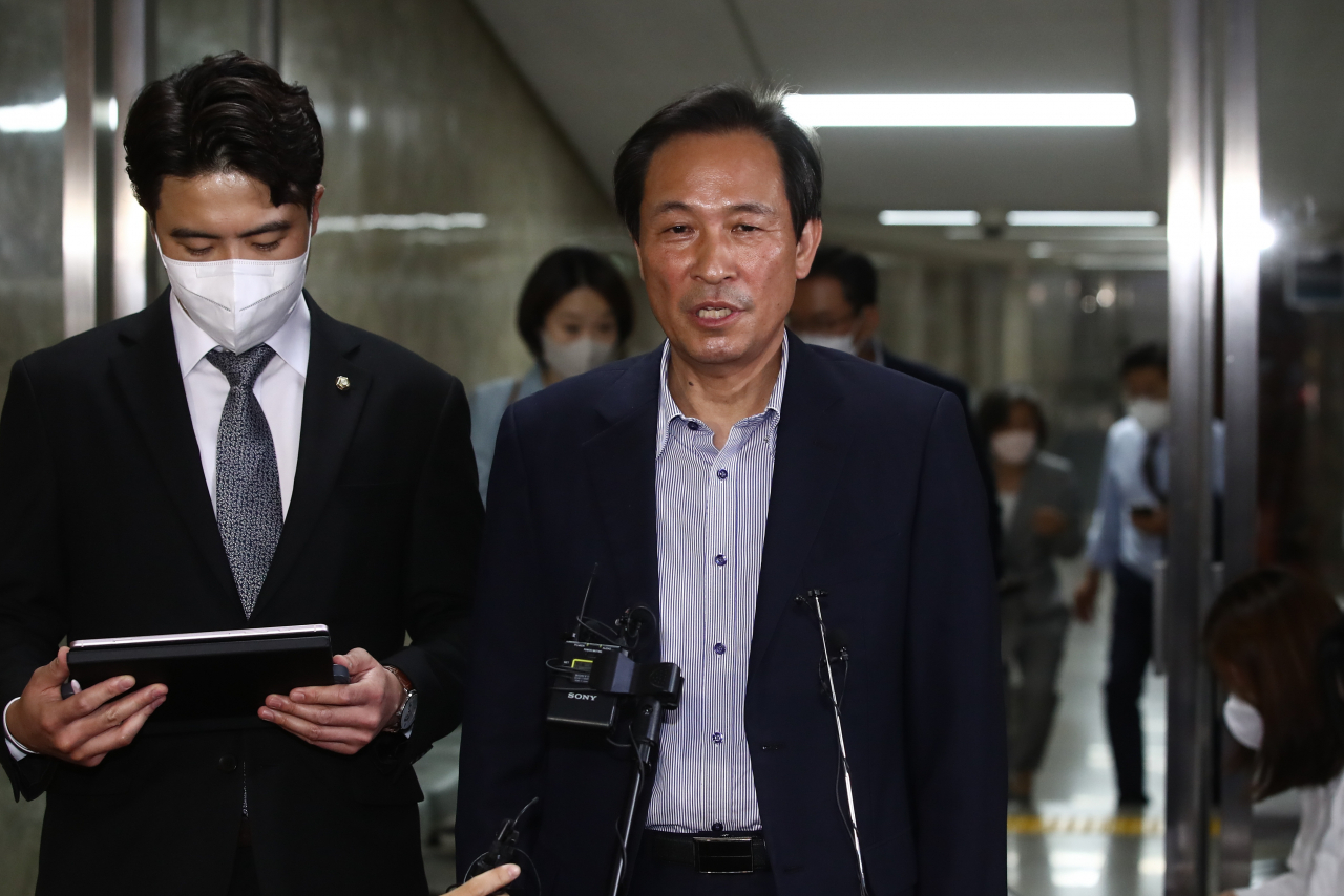 더불어민주당 우상호 신임 비상대책위원장이 7일 오후 서울 여의도 국회에서 의원총회를 마친 뒤 나오면서 취재진 질문에 답변하고 있다. [연합]