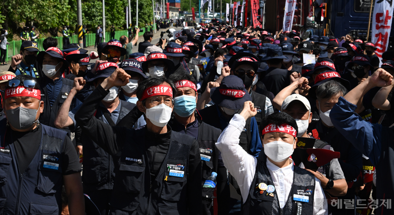 민주노총 공공운수노조 화물연대본부(화물연대)가 무기한 파업에 돌입한 7일 경기도 의왕시 의왕ICD 제1터미널 인근에서 화물연대 노조원들이 파업 출정식을 진행하고 있다. 의왕=임세준 기자
